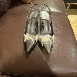 Vera Wang Black and Cream Pointed Heels